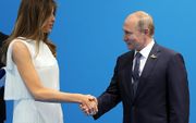 Melania Trump schudt de hand van de Russische president Poetin. beeld EPA