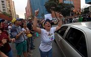 Mensen demonstreren in Caracas tegen zittend president Maduro. beeld AFP