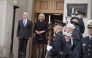 Jeanine Hennis eerder deze maand naast haar Amerikaanse collea James Mattis (l.). beeld AFP