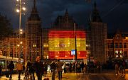 De Spaanse vlag is geprojecteerd op het Centraal Station van Amsterdam ter nagedachtenis aan de slachtoffers van de aanslagen in Barcelona en Cambrils. beeld ANP