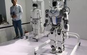 „We denken wel dat we de robots door een goede programmering onder de duim kunnen houden, maar er is altijd de mogelijkheid dat er een flink lek zit in de oplossing die we daarvoor bedacht hebben.” Foto: robots tijdens de World Robot Conference in Beijing