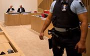 De twee officieren van Justitie Mol en Sleeswijk tijdens de rechtszaak tegen de twee agenten die verantwoordelijk worden gehouden voor de fatale arrestatie van de Arubaan Mitch Henriquez. beeld ANP