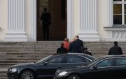 Merkel arriveert bij de ambtswoning van de president. beeld EPA