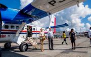 Koning Willem-Alexander en koningin Máxima arriveren op Princess Juliana International Airport van Sint Maarten voor een bezoek aan het eiland. beeld ANP