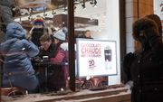 Een verkoper van warme chocolademelk doet goede zaken in de Canadese stad Quebec. beeld AFP