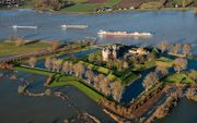 Slot Loevestein ligt omgeven door het wassende water van Maas en Waal. beeld ANP