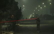 Afghaanse troepen nemen hun positie rondom het hotel in. beeld EPA