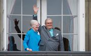 Koningin Margrethe en prins Hendrik begroetten in 2016 vanaf Paleis Amalienborg in Kopenhagen het toegestroomde publiek ter gelegenheid van Margrethes 76e verjaardag. beeld AFP, Marie Hald