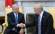 Netanyahu (l.) met president Trump. beeld  EPA, OLIVIER DOULIERY