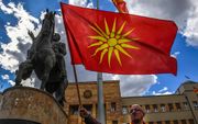 De Macedonische vlag wappert voor het parlementsgebouw in Skopje. beeld EPA