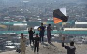 Afghaanse jongeren vliegeren in Kabul op Noroez, het Perzische nieuwjaarsfeest. beeld AFP