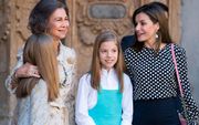 Koningin Letizia (r.) met haar dochters prinses Sofia (r.) en Leonor, en voormalig koningin Sofia na afloop van de Paasmis in Palma de Mallorca. beeld AFP