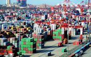 „Hoewel China zich momenteel als de verdediger van vrijhandel opwerpt, rust het succes van zijn forse economische groei ook op het veronachtzamen van de spelregels van het kapitalistische systeem.” Foto: talloze containers in de Chinese havenstad Qingdao.