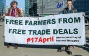 Protest in Brussel tegen ondere andere het verdrag van de EU met de Mercosur-landen, 17 april. beeld EPA, Stephanie Lecocq