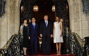 De Amerikaanse leider Donald Trump en zijn Japanse collega Shinzo Abe met hun echtgenotes. beeld AFP