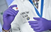 Een laborant op het OPCW-hoofdkwartier in Den Haag. beeld AFP