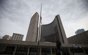 De vlag hangt halfstok voor het stadhuis in Toronto. beeld AFP
