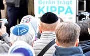 „Antisemitisme is niets minder dan haat tegen de Messias.” Foto: meer dan 2000 Joden en niet-Joden dragen een keppel tijdens een demonstratie tegen antisemitisme in Ber-lijn, op 25 april, na een aantal antisemitische incidenten in Duitsland. beeld AFP, To
