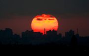 De skyline van Gaza vanuit de kibboets Nahal Oz. beeld AFP