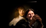 Jan Six maakt een selfie voor het kunstwerk een portret van een jonge man in museum Hermitage Amsterdam. beeld ANP