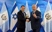 De Guatemalteekse president Jimmy Morales en de Israëlische premier Benjamin Netanyahu. beeld AFP