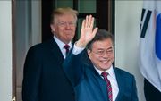 De Amerikaanse president Donald Trump en zijn Zuid-Koreaanse ambtgenoot Moon Jae-in. beeld EPA