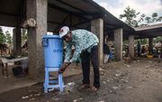 Een man in Congo wast zijn handen. beeld AFP
