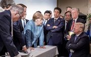 Trump in gesprek met de Duitse bondskanselier Merkel tijdens de G7-top in Canada. beeld EPA