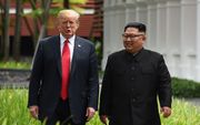 Trump (l.) en Kim Jong-un tijdens hun eerste ontmoeting. beeld AFP