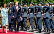 Koning Willem-Alexander en president Kersti Kaljulaid bij aankomst tijdens het staatsbezoek aan Estland. beeld ANP