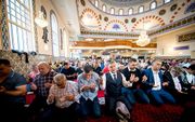 „Binnen de islam leren sommigen dat je als goede moslim er uiteindelijk toch wel komt.” Foto: moslims in de Rotterdamse Mevlana Moskee. beeld Jerry Lampen