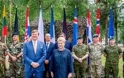 Koning Willem-Alexander poseert met president, ministers en militaire staf op de trainingskazerne van de NAVO. beeld ANP