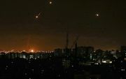 Raketten van Iron Dome onderscheppen vijandige projectielen. beeld AFP