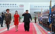 De Noord-Koreaanse dictator Kim Jong-un en zijn echtgenote na hun bezoek aan China. beeld AFP