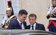 Macron (R) en Sanchez. beeld AFP