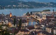 Zicht op de Zwitserse stad Luzern, met uiterst links de Sint-Peterskapel. beeld EPA, Urs Flueeler