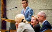 Martijn Helvert tijdens een plenair debat, eerder dit jaar, over de Nederlandse inzet in Afghanistan. Uiterst rechts: minister Stef Blok. beeld ANP