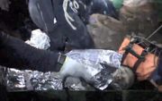 Reddingswerkers haalden deze week de laatste leden van een voetbalteam uit een Thaise grot. De autoriteiten toonden woensdag de eerste videobeelden. beeld AFP