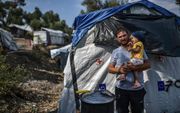 Syrische vluchteling op een plek net buiten kamp Moria op Lesbos. beeld AFP, Aris Messinis