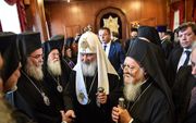 De patriarch van Constantinopel (rechts) in gesprek met de patriarch van Moskou (midden). beeld AFP