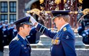 Koning Willem Alexander en Majoor-vlieger Roy de Ruiter tijdens de uitreiking van de Militaire Willems-Orde op het Binnenhof. beeld ANP
