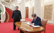 President Moon Jae-in (r.) en de Noord-Koreaanse leider Kim Jong-un. beeld AFP