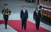 De Angolese president Joao Lourenco (rechts) op bezoek bij De Chinese president Xi Jinping (links) vorig jaar op bezoek bij De Chinese president Xi Jinping (links) vorig jaar op bezoek in China vorig jaar oktober. beeld EPA, Roman Pilipey