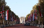 Grote Nederlandse en Britse vlaggen omlijsten The Mall, de route in Londen die de paradeplaats Horse Quards Parade verbindt met Buckingham Palace, het koninklijke paleis. Even na het middaguur zal koningin Elizabeth II dinsdag haar collega uit Nederland e