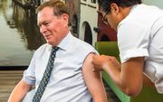 „Iedereen zal op grond van de beschikbare informatie over griepvaccinatie moeten beslissen.” Foto: minister Bruins van Medische Zorg krijgt de eerste griepprik die dit jaar wordt uitgedeeld in het UMC Utrecht. beeld ANP, Lex van Lieshout
