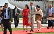 Harry en Meghan werden op de luchthaven van Tonga opgewacht door prinses Latufuipeka Angelika Tuku’aho. Zij begeleidde de hertog en hertogin naar haar ouders, koning Tupou VI en koningin Nanasipau'u voor een privé-audiëntie. beeld AFP