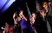 Omgeven door aanhangers zwaait de leider van de Democraten in het Huis van Afgevaardigden, Nancy Pelosi, haar aanhang toe. beeld AFP