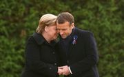 Merkel (l.) en Macron. beeld AFP