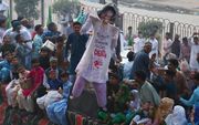 Demonstranten in de Pakistaanse stad Karachi houden een pop met de beeltenis van Asia Bibi omhoog tijdens protesten tegen de vrijspraak van deze christin. beeld EPA, Shahzaib Akber