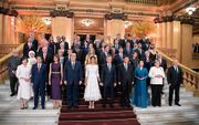 Koningin Máxima stond op de tweede rij, pal achter het Argentijnse presidentieel paar. Ze werd geflankeerd door minister-president Mark Rutte en de Franse president Emmanuel Macron. beeld EPA